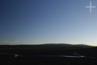 Paisaje, pequeño río, atardecer, en el Altiplano (Puna) de la provincia de Jujuy, Argentina