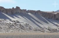 Rocas volcánicas (ignimbrita) en el Altiplano (Puna) cerca de Antofagasta de la Sierra, invierno, Catamarca, Argentina