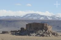 Rocas volcánicas (ignimbrita) en el Altiplano (Puna) cerca de Antofagasta de la Sierra, invierno, Catamarca, Argentina