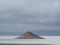 El Cono de Arita, en el salar de Arizaro, Altiplano de Salta, Argentina
