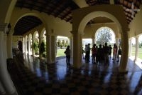 Visitantes na varanda da vinícola Lavaque, Cafayate, Salta, Argentina