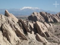 La Quebrada de Flechas, en segundo plano el Nevado de Cachi (6.400 m), valle Calchaquí, provincia de Salta, Argentina