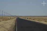 Carretera en el Altiplano andino, provincia de Jujuy, Argentina