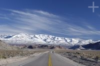 Carretera en el Altiplano de Catamarca, Argentina