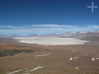 Un salar, en el Altiplano (Puna) de Salta, Argentina