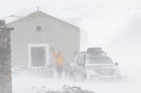 Viajante perto do passo e vulcão Socompa (fronteira Argentina-Chile), província de Salta, Argentina