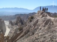 Viajeros en la Quebrada de Flechas, en el valle Calchaquí, Salta, Argentina