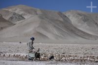 Trabajador en el Salar de Olaroz, provincia de Jujuy, en el Altriplano andino, Argentina