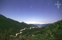 Ensaio: INFINITOS INSTANTES. Longa exposição noturna. Estrada para Nova Friburgo, Brasil