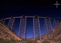 Viaducto ferroviario La Polvorilla (Tren A Las Nubes), Salta, Argentina, en el Altiplano andino, Cordillera de los Andes