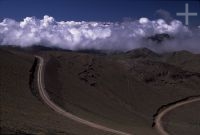 Camino en el Altiplano (Puna) andino, Argentina, Cordillera de los Andes
