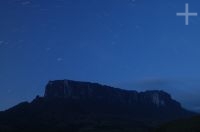 El Kukenan tepui en la noche, Gran Sabana, sur de la Venezuela.