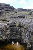 Turistas em uma piscina natural no Monte Roraima, Gran Sabana, sul da Venezuela.