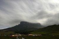 O acampamento Rio Tek à noite, ao fundo o tepui Kukenan. Gran Sabana, sul da Venezuela.