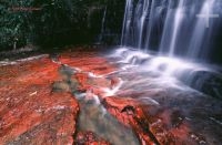 Cascada sobre mineral jasper, Gran Sabana, Venezuela