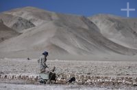 Trabalhador no Salar de Olaroz, província de Jujuy, no Altiplano andino, Argentina