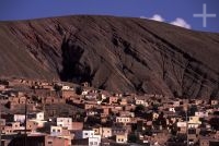 A cidade mineira de Atocha, Bolívia, no Altiplano andino, Cordilheira dos Andes