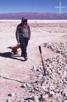 Mineiro em lavra de bórax, Salar de Olaroz, Jujuy, Argentina, no Altiplano andino, Cordilheira dos Andes