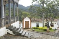Rua e casas coloniais em Tiradentes, Minas Gerais